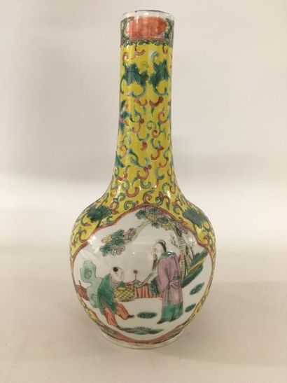 null Chine
Vase en porcelaine
Début du XXème siècle 
H : 25 cm
(Egrenure au col)