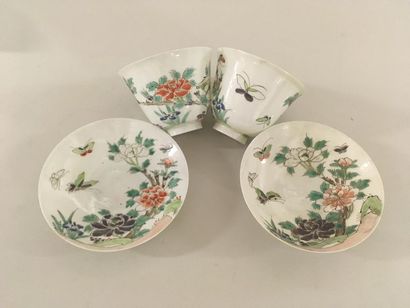 null Japon
Deux bols et soucoupes en porcelaine de la famille Verte, vers 1910
