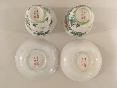 null Japon
Deux bols et soucoupes en porcelaine de la famille Verte, vers 1910