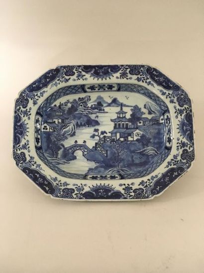 null Chine d'exportation
Plat en porcelaine bleu blanc
Fin du XVIIIème siècle
(Egrenures...