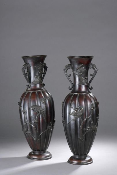 null Paire de vases de forme balustre en bronze à décor en relief d'oiseaux dans...