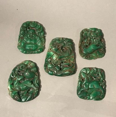 null Lot comprenant :
- Pendentif en jade-jadéite de couleur vert pâle à larges taches...