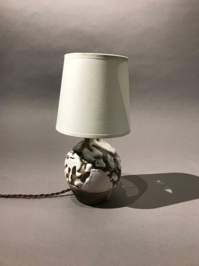 null Jean BESNARD (1889 -1958)
Vase boule monté en lampe, en grès émaillé beige et...
