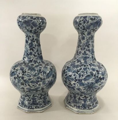 null Paire de vases en faïence de Delft, probablement du XVIIIème siècle
H : 37 cm
(Petites...