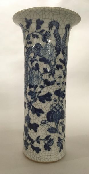 null Vase rouleau en porcelaine bleu blanc à décor de dragons et de fleurs 
Acci...