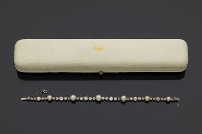 null Bracelet souple en platine, 900‰, paré de six perles fines, ponctuant 34 diamants...