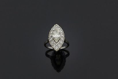 null Bague marquise en platine, 900‰, ornée en son centre d’un diamant de forme navette...