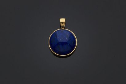 null Pendentif en or jaune, 18k 750‰, serti d’un cabochon de lapis lazuli.


H. bélière...
