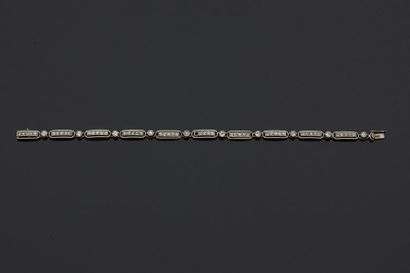 null Bracelet en platine, 900‰, articulé composé d’éléments rectangulaires sertis...
