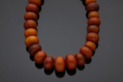 null Important collier d’ambre composé de 30 perles aplaties, enfilées sur fil. Pierres...