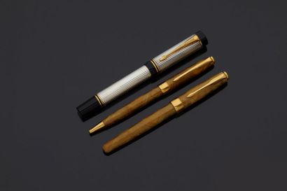null PARKER


Lot de trois stylos?: un stylo plume Duofold Centenial argent godron...