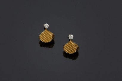 null Paire de clous d’oreilles en or deux tons, 18k 750‰, sertis de diamants brillantés...