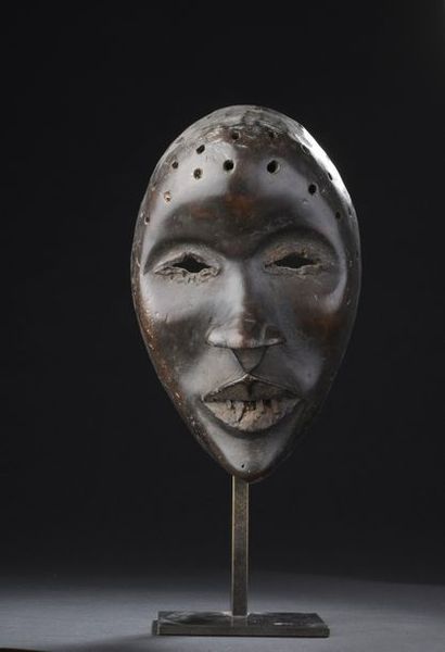 null MASQUE DAN, Côte d’Ivoire


Bois à patine brun foncé noir, fer.


H. 22,5 cm	





PROVENANCE?:...