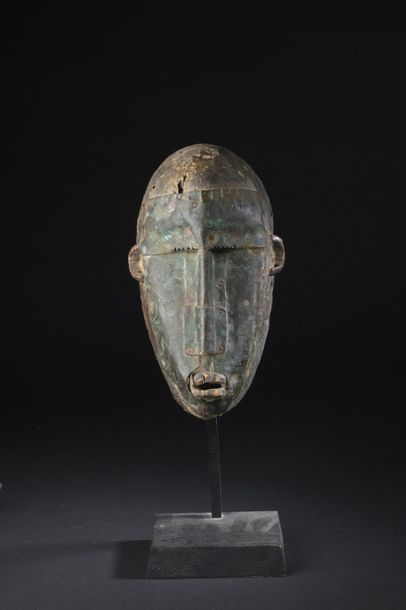 null MASQUE MARKA BAMBARA, Mali


Bois, alliage de cuivre, accidents.


H. 25 cm	


Visage...