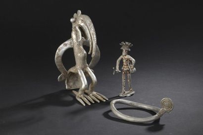 null LOT de trois éléments?: un bracelet, deux statuettes, Côte d’Ivoire


Aluminium.


H....
