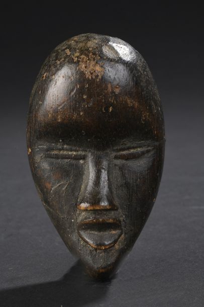 null MASQUE PASSEPORT DAN, Côte d’Ivoire


Bois dur à patine brune.


L. 7,5 cm	


Le...