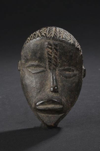 null MASQUE PASSEPORT DAN, Côte d’Ivoire


Bois dur à patine brune.


L. 9 cm	


Coiffé...