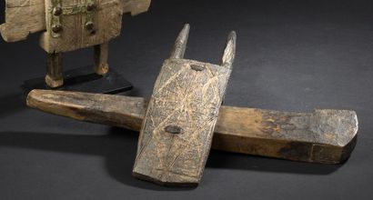 null SERRURE DOGON, Mali


Bois à patine brune, fer.


L. 28,5 cm