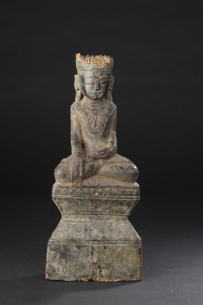 null STATUETTE en bois figurant le Bouddha assis en vajrasana sur un socle de forme...