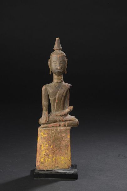 null STATUETTE en bois anciennement laqué figurant le Bouddha assis en virasana,...