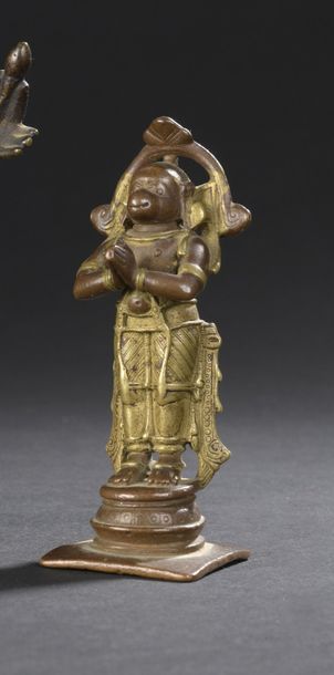 null STATUETTE en bronze partiellement doré figurant le dieu Hanuman debout, les...