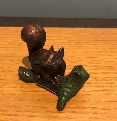 null Bronze de Vienne polychrome représentant un écureuil sur une branche.
5 x 5,5...