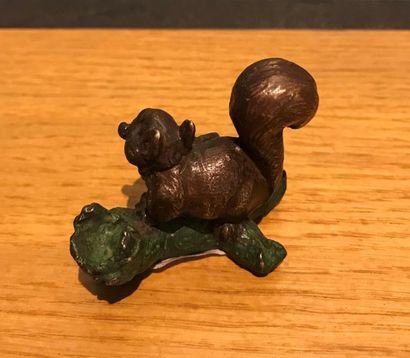 null Bronze de Vienne polychrome représentant un écureuil sur une branche.
5 x 5,5...