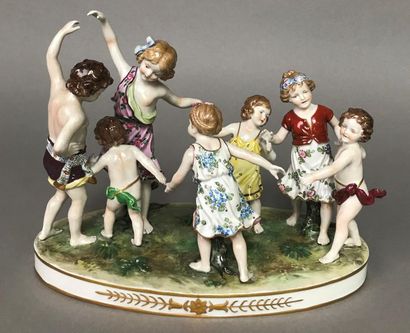 null Groupe en porcelaine représentant des enfants dansant
19 x 26 cm