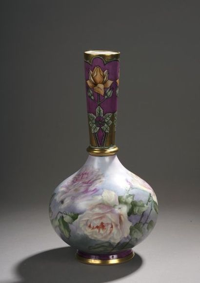 MULLER
Vase à décor de fleurs signé et daté...