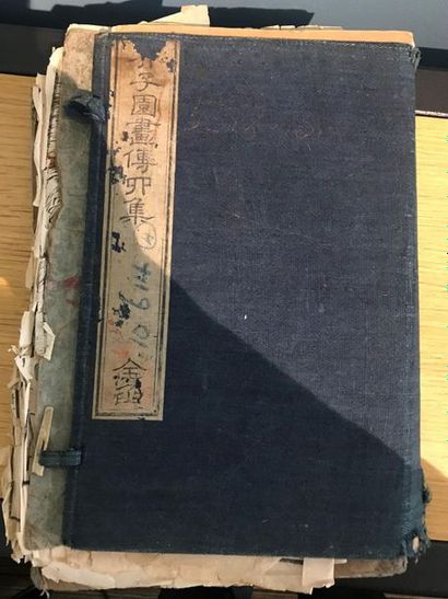 Lot comprenant un recueil de médecine chinoise,...