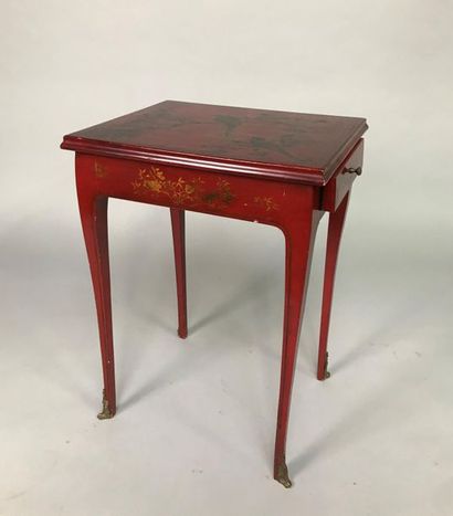 null Petite table de salon
En bois peint et laqué rouge, ouvrant par un tiroir latéral,...