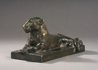 null Georges-Lucien Guyot (1885-1973)


Lionne couchée


Bronze à patine dorée


Signé...