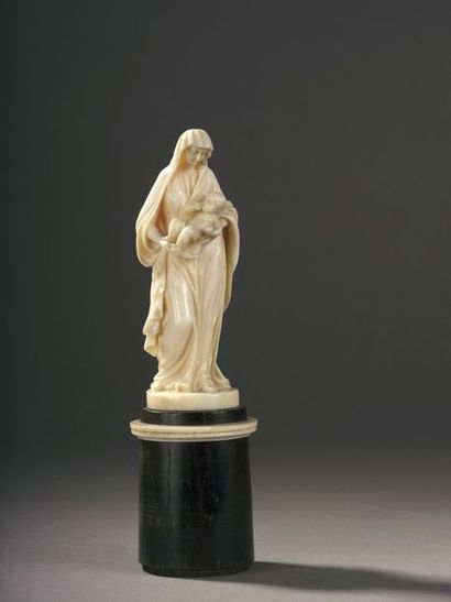 Vierge à l’Enfant en ivoire. Socle colonne...