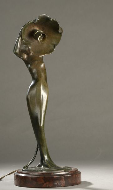null Gyula BETLEN (1879-1962)


LAMPE Femme au pavot. Épreuve en bronze à patine...