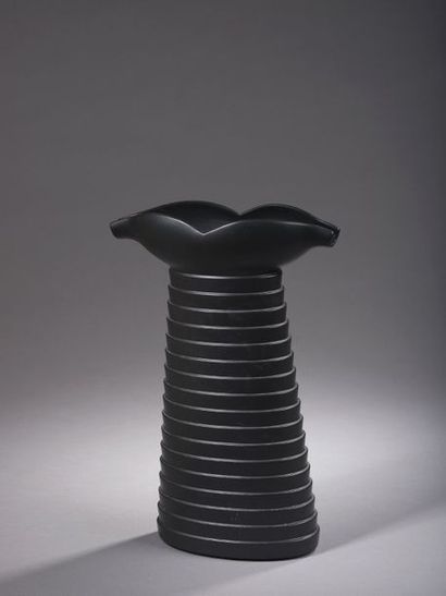 null Marcel WANDERS (né en 1963)


VASE en céramique noire modèle EPHÈSE. 


Edition...