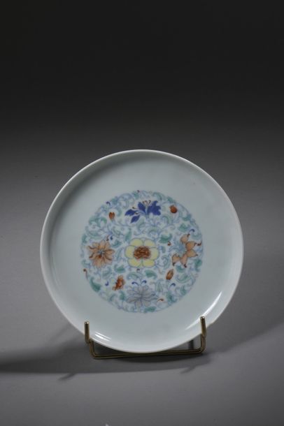 null COUPE en porcelaine à décor polychrome dit doucai de motifs floraux, l’arrière...