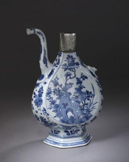 null VERSEUSE de style moyen-oriental à pied octogonal en porcelaine à décor en bleu...