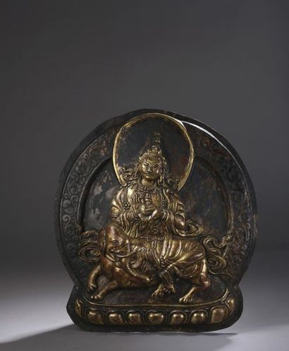 null PLAQUE en cuivre repoussé et partiellement doré, figurant un boddhisattva assis...