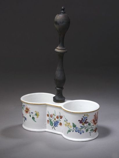 null ITALIE, DOCCIA, fin du XVIIIe siècle


PORTE HUILIER en porcelaine à décor polychrome...