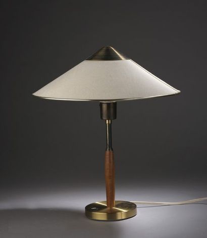 null Niels RASMUSSEN THYKIER (1883-1978) 


LAMPE en laiton poli reposant sur une...