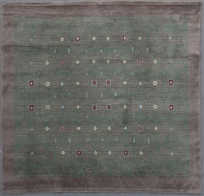 null Paule LELEU (1906-1987)


TAPIS en laine aux point noués à décor géométrique...