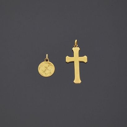  Lot en or jaune, 18k 750‰, composé d’une croix unie et d’une médaille gravée le...