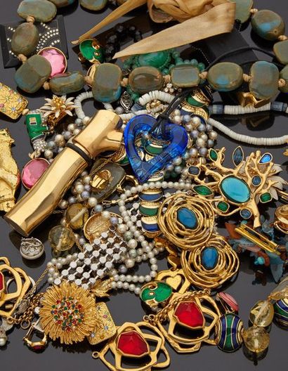 null Lot de bijoux fantaisie composé d’un collier de céramiques émaillées de couleur...