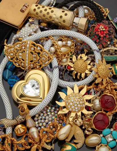  Lot de bijoux fantaisie composé d’un vaporisateur de sac GUERLAIN avec son entonnoir,...