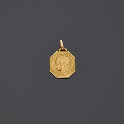 Médaille en or jaune, 18k 750‰, de forme...