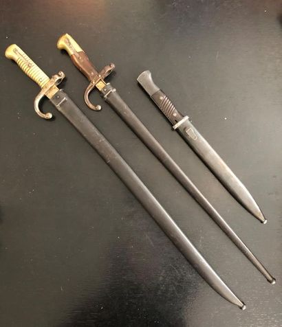 Deux épées baïonnettes, manufacture de Saint...
