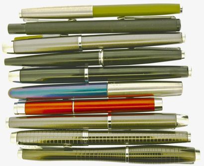 null *PARKER	
Important lot de plus de 200 stylos plumes, billes, rollers et porte-mines...