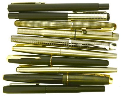 null *PARKER	
Important lot de plus de 200 stylos plumes, billes, rollers et porte-mines...