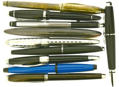 null *CROSS
Lot de plus de 85 stylos plumes, billes, rollers et porte-mines comprenant...