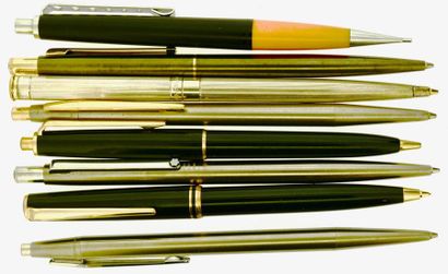 null *MONTBLANC
Lot de plus de 25 stylos plumes, billes, rollers, feutres et porte-mines,...